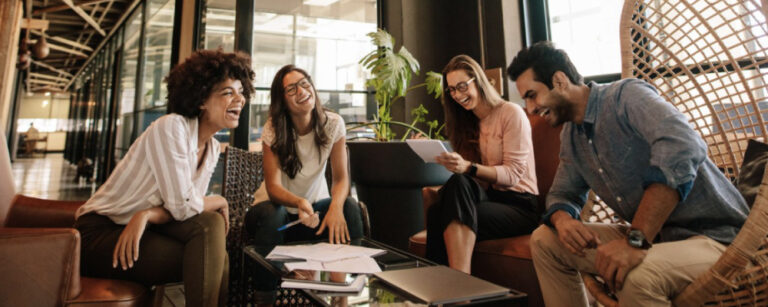 equipe de trabalho reunida conversando ao redor de uma mesa. imagem principal do conteúdo sobre cultura de inovação