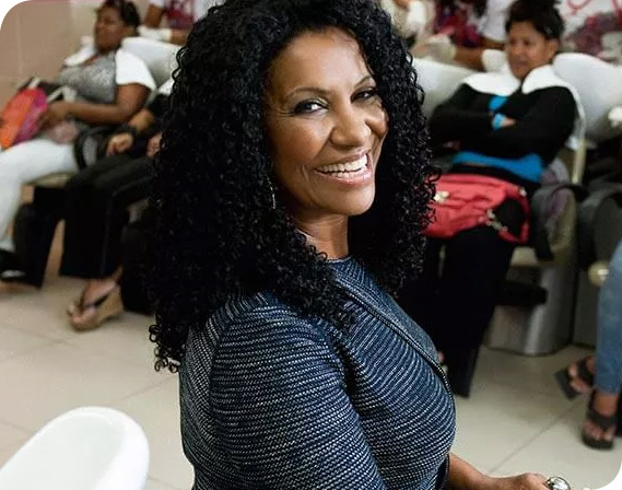foto de Zica de Assis, co fundadora e sócia do instituto beleza natural. imagem ilustrativa dos cases do afroempreendedorismo